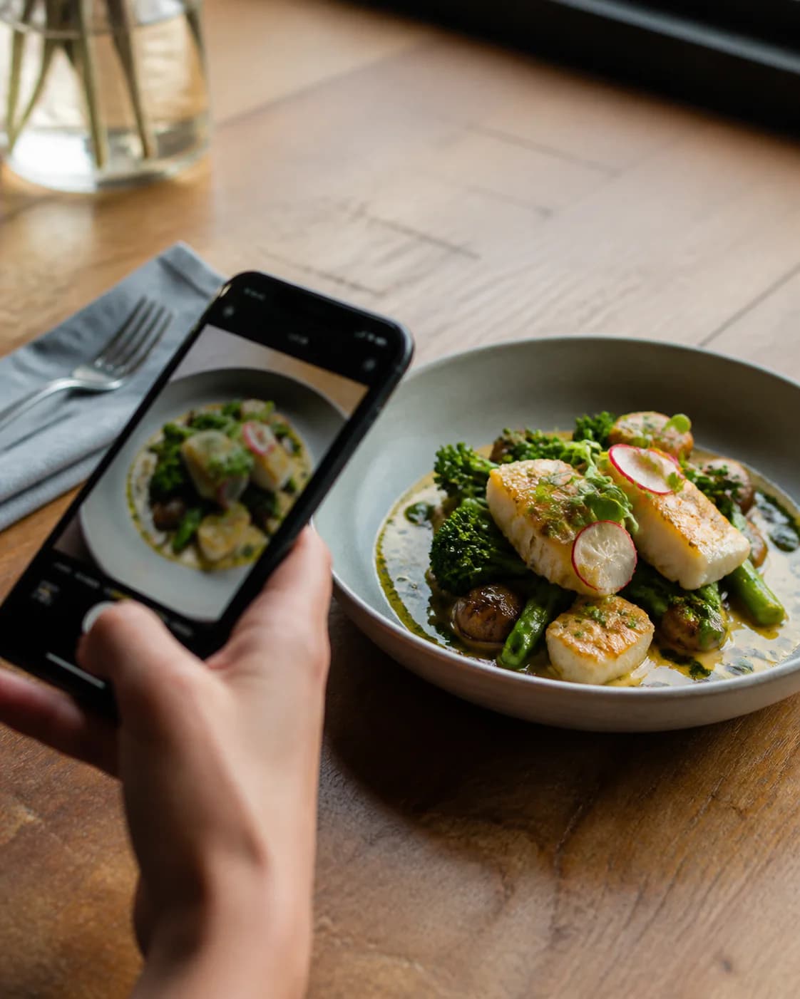 Un plat est photographié au téléphone pour préparer une campagne locale
