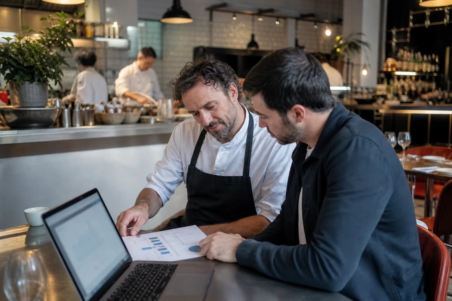 Un restaurateur regarde un bilan avec un expert BestResto